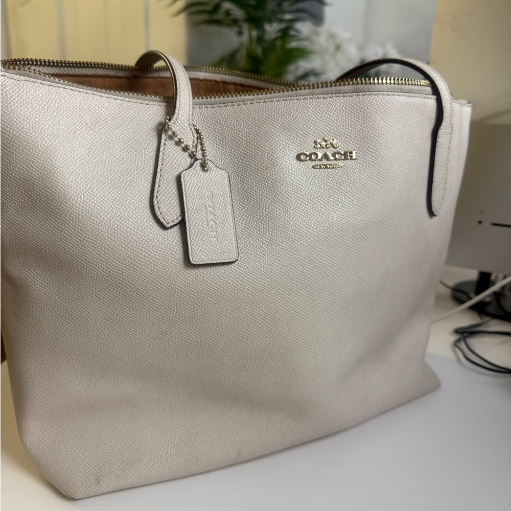 Coach Cream Tote Bag with Structured Design and Metallic Logo